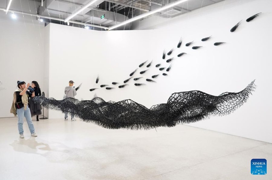 Turisti visitano la mostra d'arte contemporanea "WAVELENGTH: A Momentary Spring" al Beijing Times Art Museum. (29 marzo 2023 - Xinhua/Ren Chao)