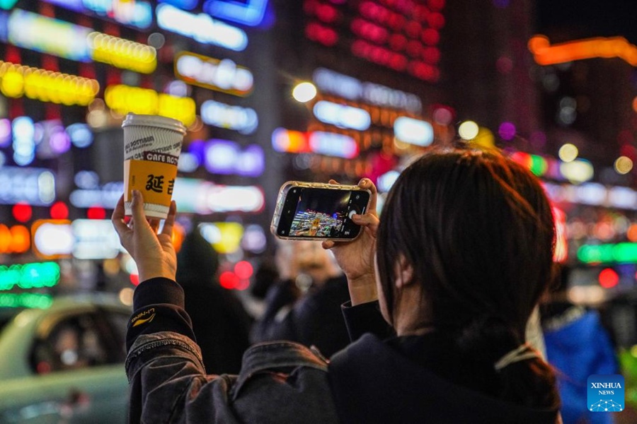 Una turista scatta foto di una tazza di caffè a Yanji, nella prefettura autonoma coreana di Yanbian, provincia di Jilin, nel nord-est della Cina. (4 aprile 2023 - Xinhua/Yan Linyun)