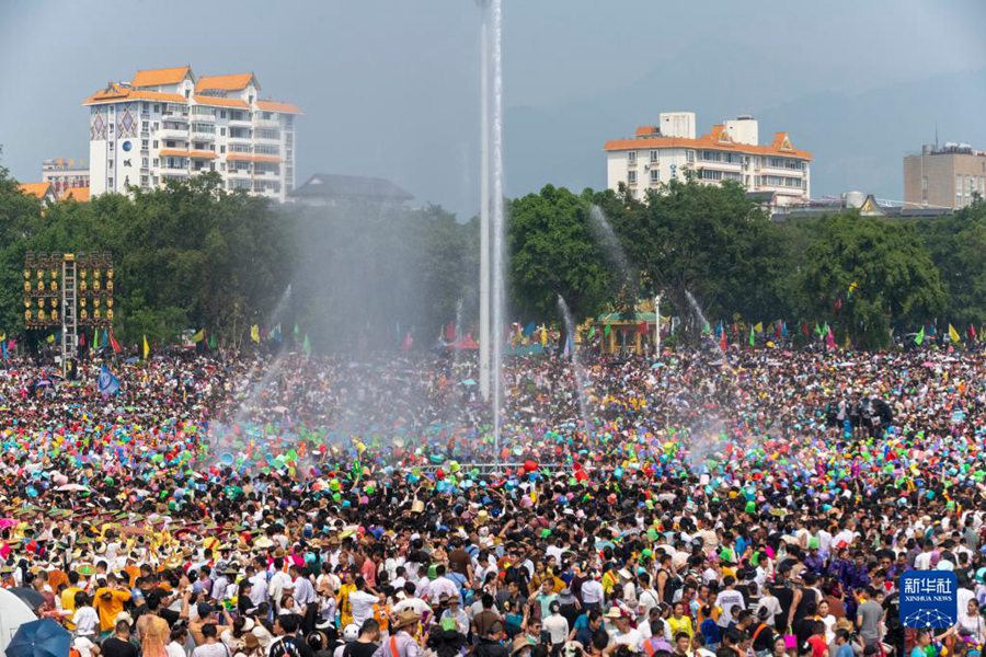 Celebrazioni del Festival di Songkran nella Piazza di Mangshi. (12 aprile 2023 – Xinhua/Chen Xinbo)