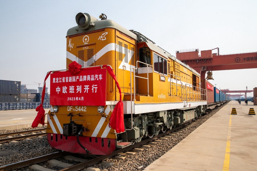 Un treno merci Cina-Europa trasportante veicoli di marca cinese attende la partenza alla stazione del centro container internazionale di Harbin, capoluogo della provincia nordorientale dello Heilongjiang. (16 aprile 2023 - Xinhua/Zhang Tao)