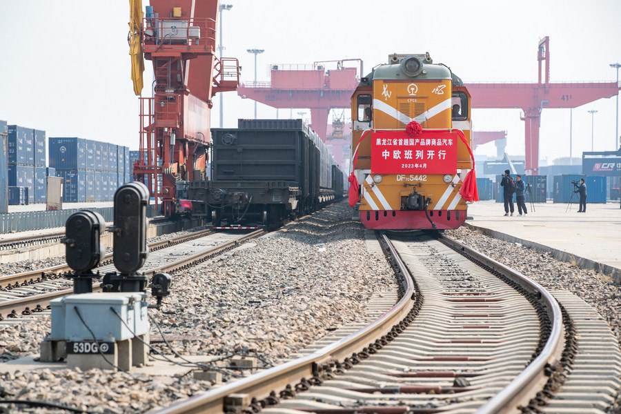 Heilongjiang lancia il primo treno merci Cina-Europa trasportante veicoli di marca cinese