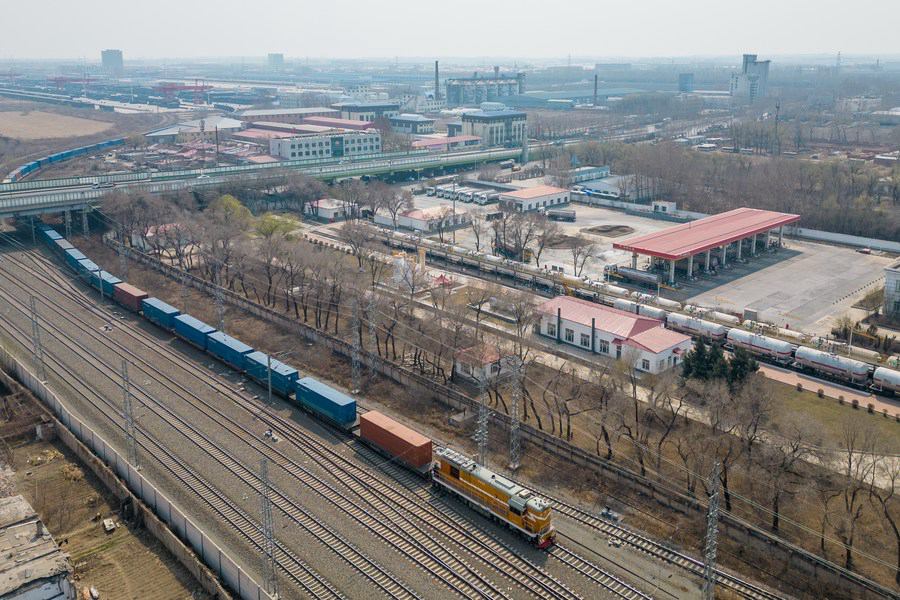 Heilongjiang lancia il primo treno merci Cina-Europa trasportante veicoli di marca cinese