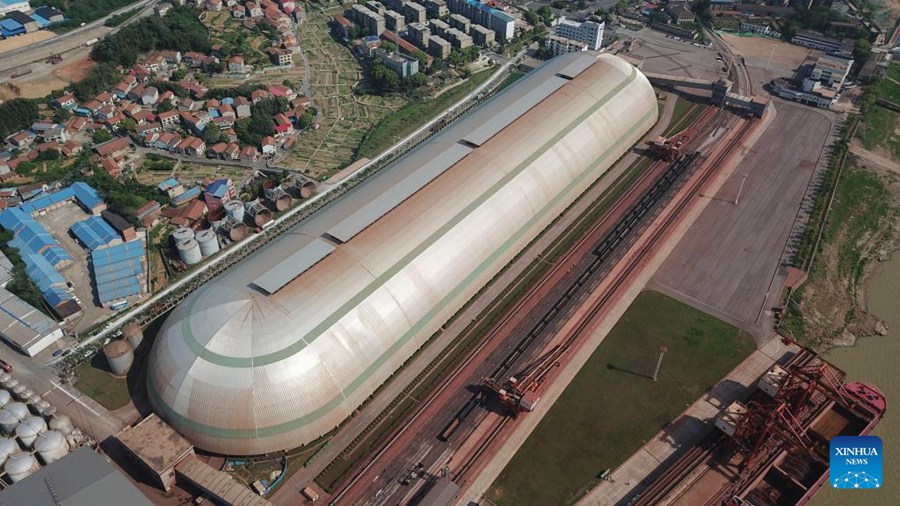 Un magazzino di materiali sfusi solidi a forma di capsula nel porto di Chenglingji a Yueyang, provincia dello Hunan. (17 aprile 2023 - Xinhua/Xue Yuge)