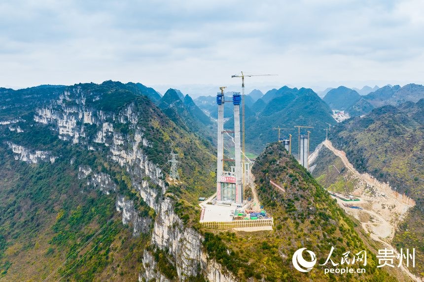 Il ponte della valle Huajiang in costruzione. (gennaio 2023 – Foto/Tu Min)