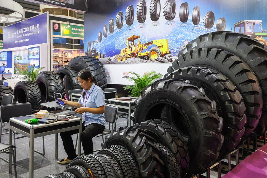 Pneumatici esposti nella sezione espositiva Vehicles & Spare Parts della 133a sessione della China Import and Export Fair, nota anche come Fiera di Canton, a Guangzhou. (15 aprile 2023 - Xinhua/Liu Dawei)