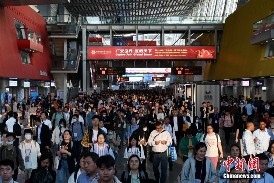 I visitatori alla seconda fase della 133a Fiera di Canton a Guangzhou, provincia del Guangdong. (26 aprile 2023 – Chen Chuhong/China News Service)