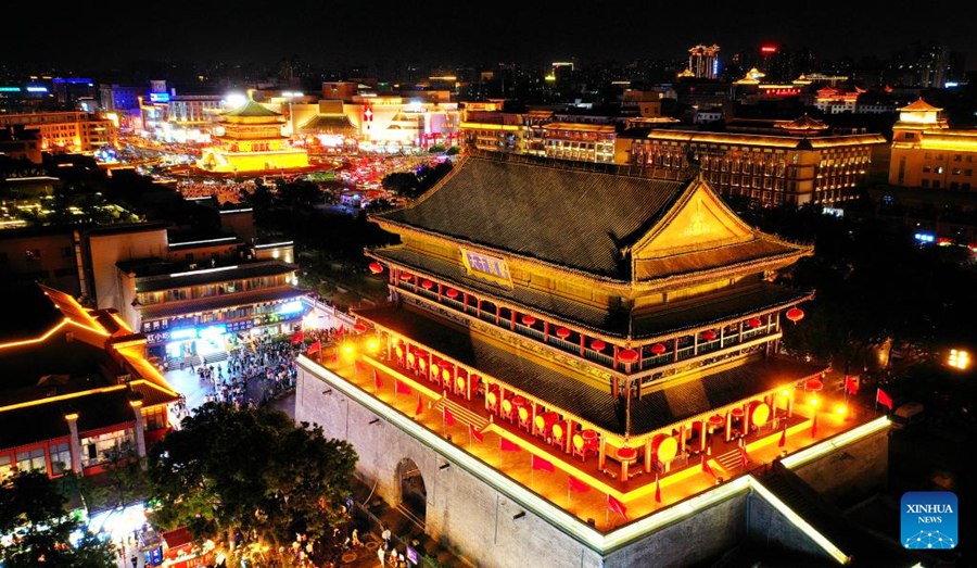 Vista notturna della Torre del Tamburo a Xi'an, nella provincia dello Shaanxi. (2 maggio 2023 - Xinhua/Liu Xiao)