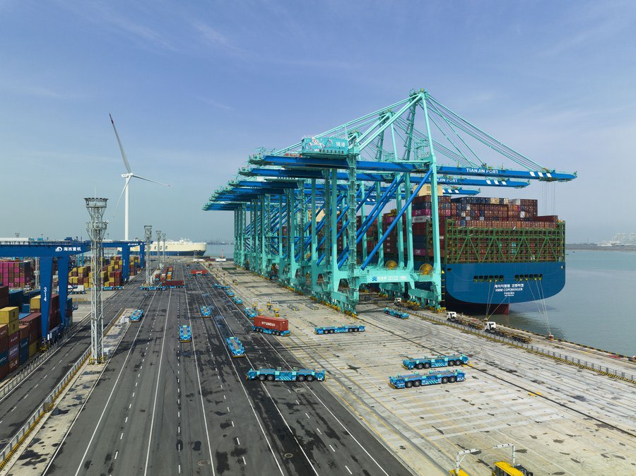 Una nave portacontainer presso il terminal intelligente a zero emissioni di carbonio del porto di Tianjin, nel nord della Cina. (6 aprile 2023 - Han Xilong/Xinhua)