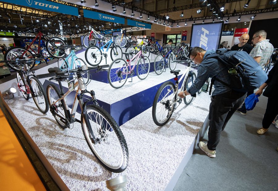 I visitatori della 31a edizione della China International Bicycle Exhibition. (5 maggio 2023 – Xinhua/Cai Yang)