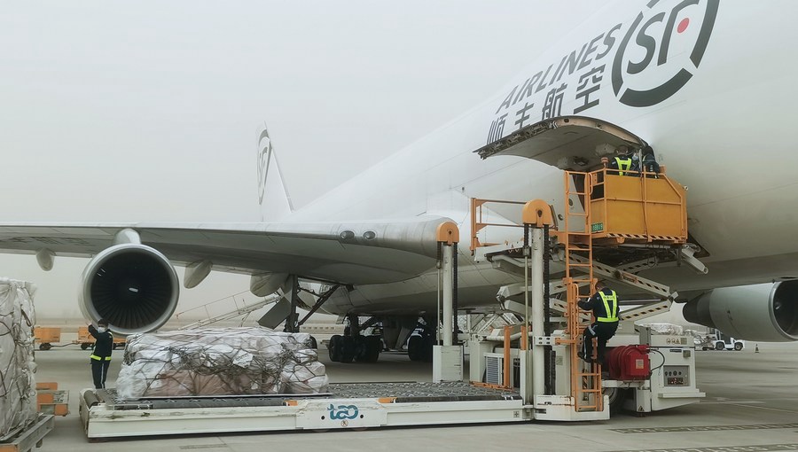 Un aereo cargo della SF Airlines viene caricato all'aeroporto internazionale Jiaodong di Qingdao, nella provincia dello Shandong. (11 aprile 2023 - SF Airlines/Foto in concessione a Xinhua)