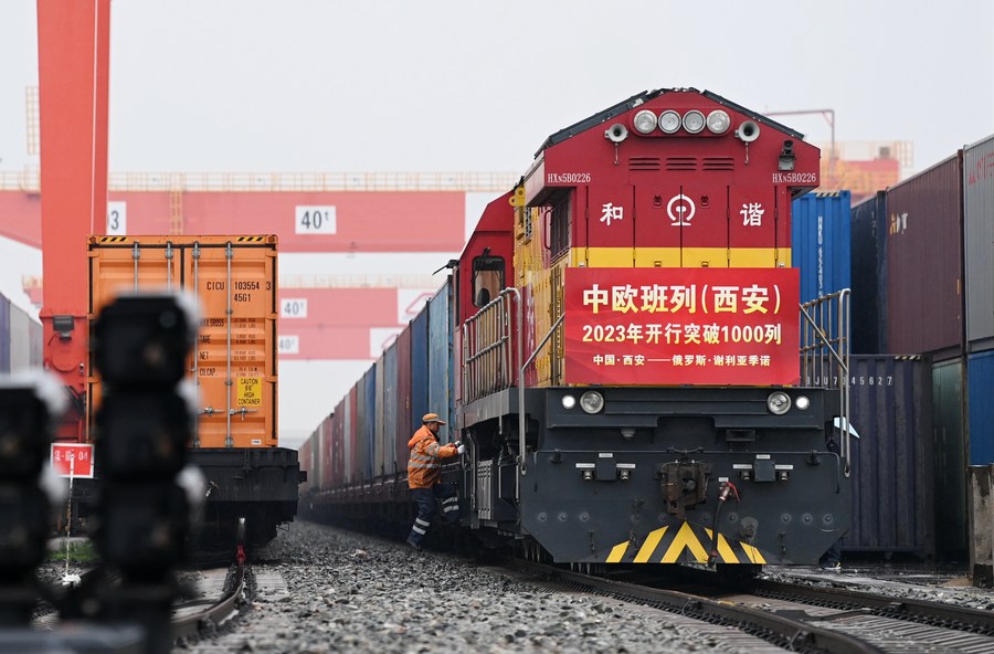 Un treno merci Cina-Europa al porto internazionale di Xi'an, nella provincia dello Shaanxi, nella Cina nord-occidentale. (23 marzo 2023 - Xinhua/Li Yibo)