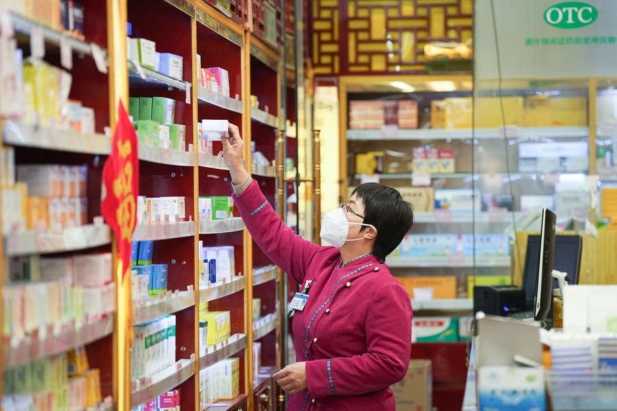 Una farmacista sceglie i medicinali presso la farmacia Baita Temple a Beijing. (22 febbraio 2023 - Xinhua/Ju Huanzong)