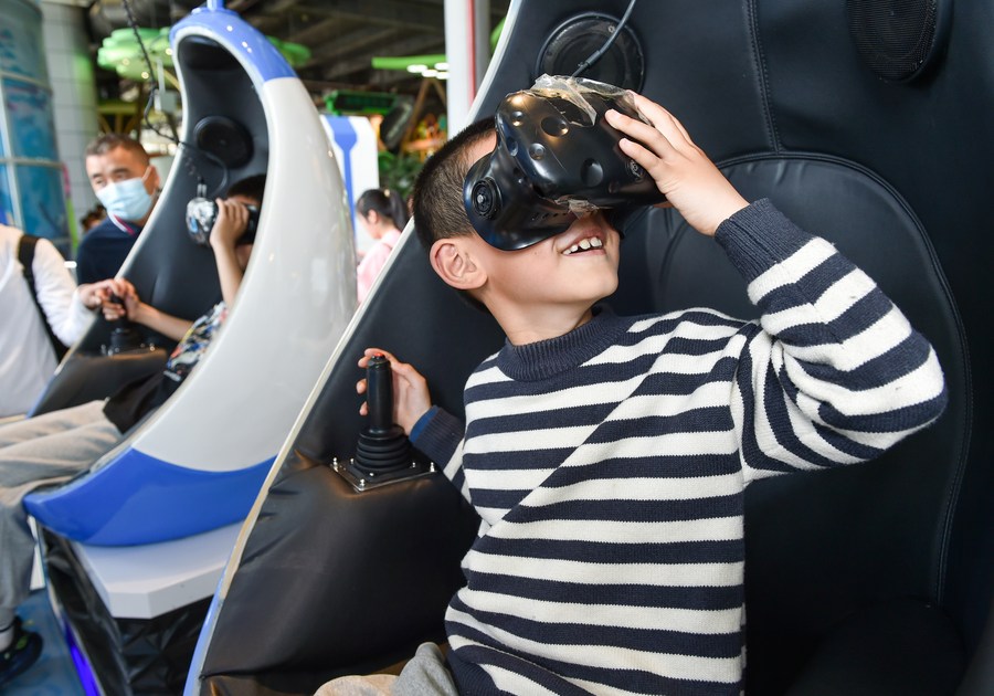 Un bambino prova i dispositivi VR al Nanjing Science and Technology, provincia del Jiangsu. (1 maggio 2023 - Fang Dongxu/Xinhua)