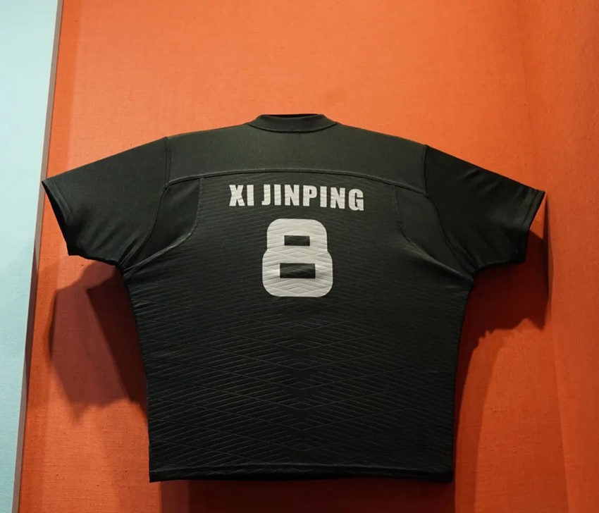 Il president Xi Jinping riceve la medaglia degli All Blacks con il suo nome in Nuova Zelanda. (Novembre 2014 – Xinhua)