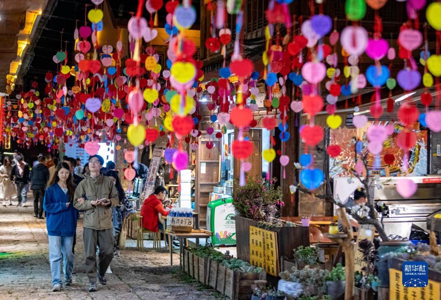 Turisti passeggiano nell'antica città di Lijiang. (16 maggio 2023 – Xinhua/Chen Xinbo)