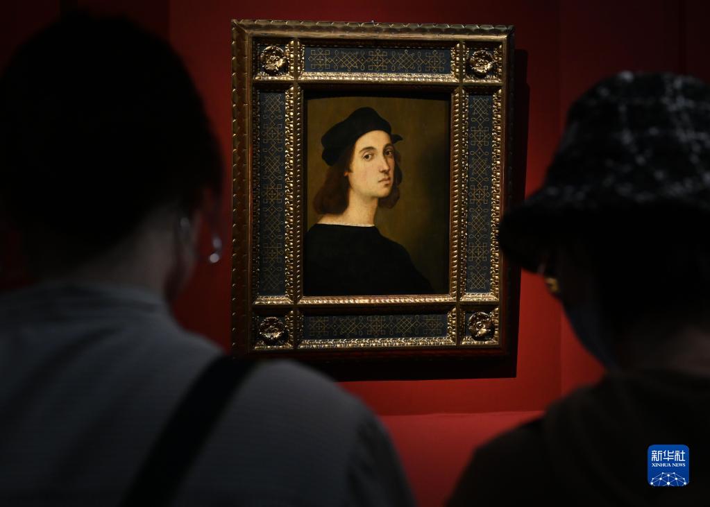 Autoritratto di Raffaello esposto al Bund One Art Museum di Shanghai. (26 aprile 2023 - Xinhua/Jin Liangkuai)