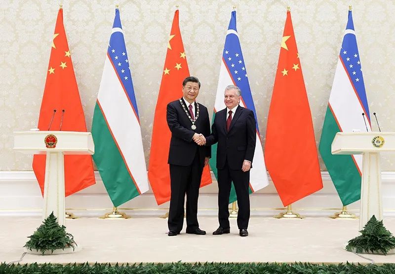 Il presidente Xi Jinping riceve la medaglia di "Amicizia Suprema" dal presidente dell'Uzbekistan Mirziyoyev al Samarkand International Conference Center. (15 settembre 2022 – Xinhua/Ding Haitao)