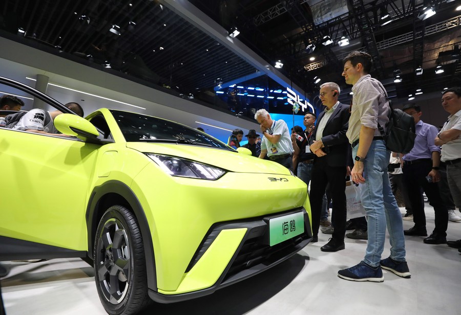 Una BYD Seagull in mostra alla 20a International Automobile Industry Exhibition di Shanghai. (18 aprile 2023 - Xinhua/Fang Zhe)