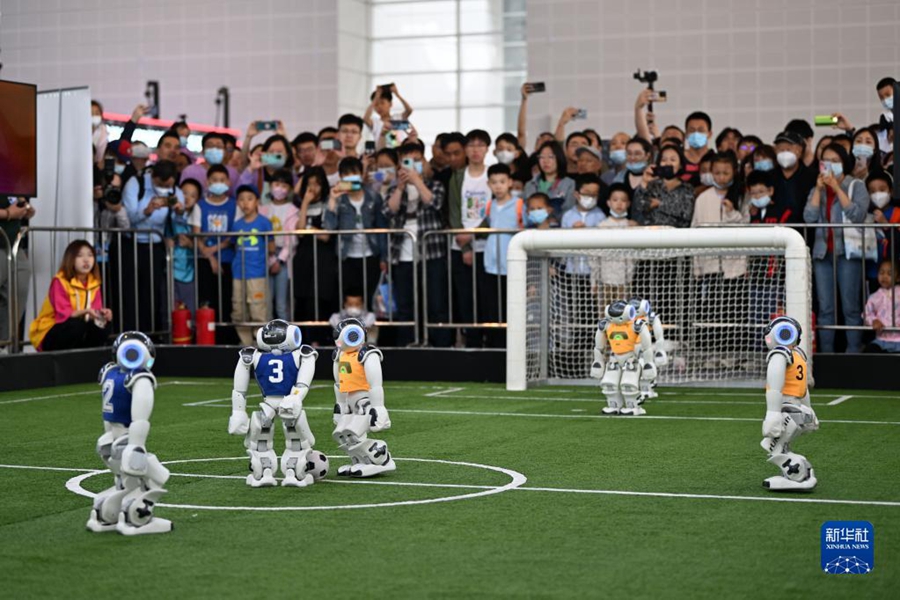 Il pubblico guarda una partita di calcio robot durante il 7° WIC a Tianjin, nel nord della Cina. (20 maggio 2023 – Xinhua/Li Ran)