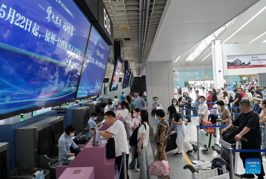 Passeggeri effettuano il check-in dei bagagli all'aeroporto internazionale Changle di Fuzhou. (23 maggio 2023 - Xinhua/Lin Shanchuan)