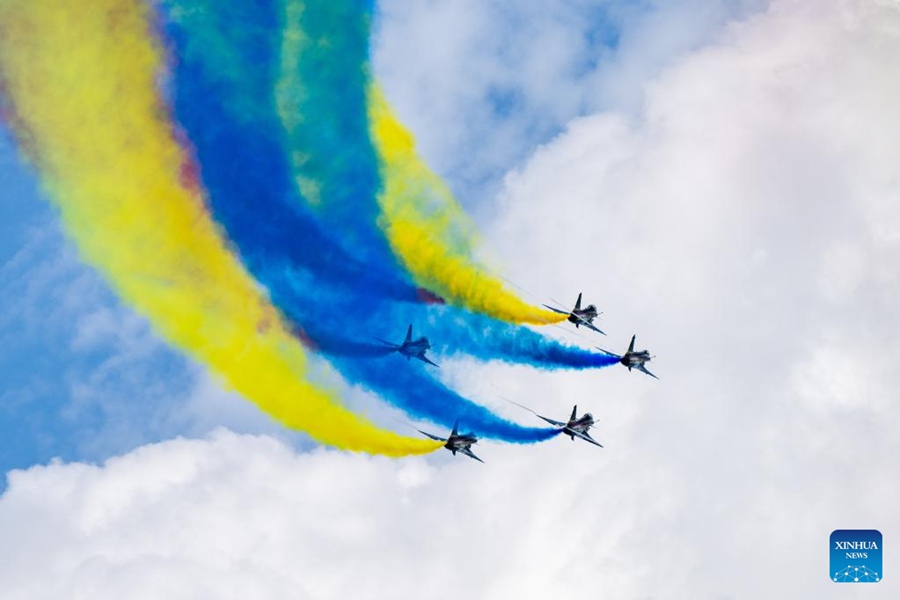 Squadra acrobatica dell'Aeronautica Militare cinese alla 16a Langkawi International Maritime and Aerospace Exhibition