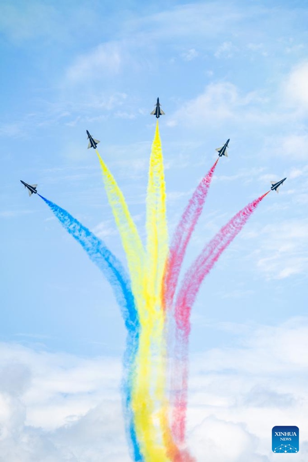 Squadra acrobatica dell'Aeronautica Militare cinese alla 16a Langkawi International Maritime and Aerospace Exhibition