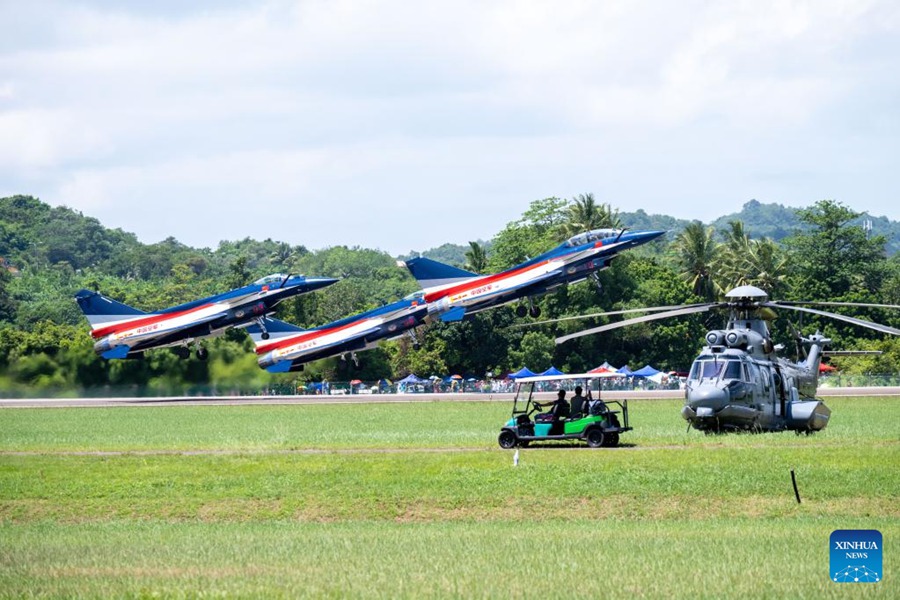 Squadra acrobatica dell'Aeronautica Militare cinese alla 16a Langkawi International Maritime and Aerospace Exhibition