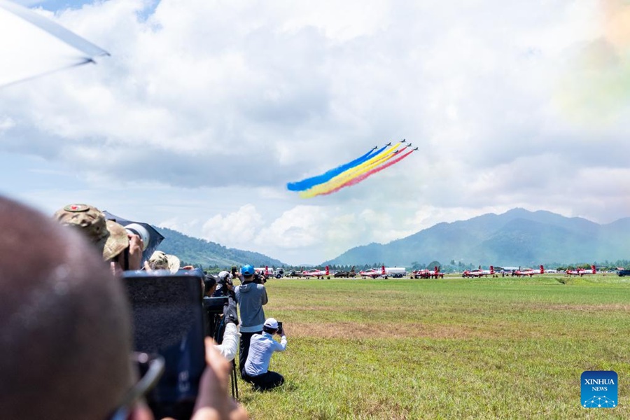 Squadra acrobatica dell'Aeronautica Militare cinese alla 16a Langkawi International Maritime and Aerospace Exhibition