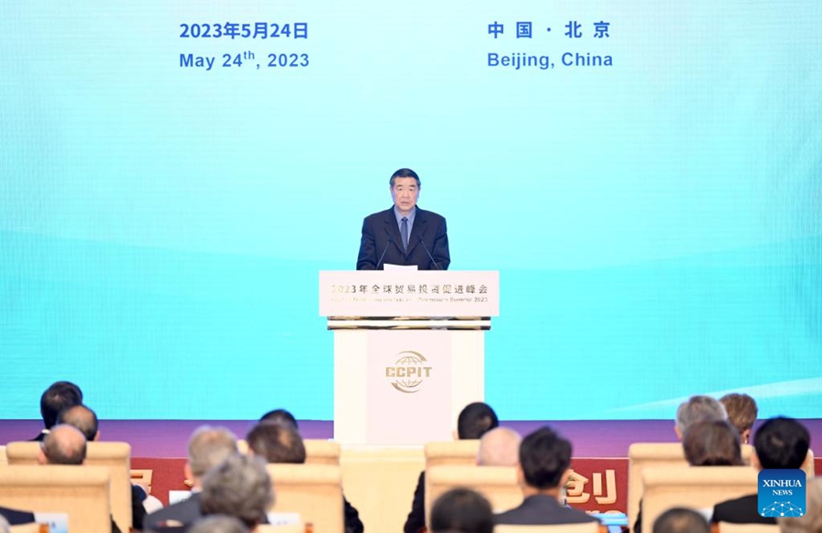 Il vice premier cinese He Lifeng, membro dell'Ufficio Politico del Comitato Centrale del Partito Comunista Cinese, interviene alla cerimonia di apertura del Vertice per la promozione del commercio e degli investimenti globali del 2023 a Beijing. (24 maggio 2023 - Xinhua /Yue Yuwei)