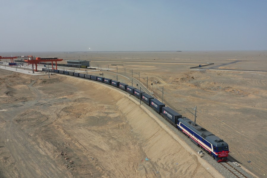 Il primo treno merci internazionale del Gansu attraversa la ferrovia Cina-Laos in partenza da Dunhuang, nella provincia del Gansu, Cina nord-occidentale. (21 aprile 2022  - Xinhua/Du Zheyu)