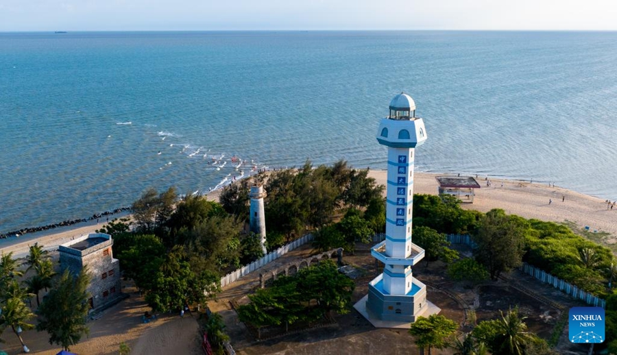 Vista aerea del faro nel borgo di Jiaowei a Zhanjiang, nella provincia del Guangdong. (27 maggio 2023 – Xinhua/Mao Siqian)