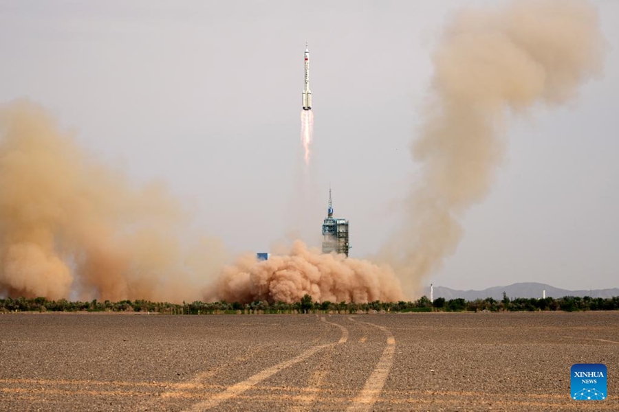 L'astronave con equipaggio Shenzhou-16, in cima a un razzo vettore Long March-2F, decolla dal Jiuquan Satellite Launch Center nel nord-ovest della Cina. (30 maggio 2023 - Xinhua/Li Gang)