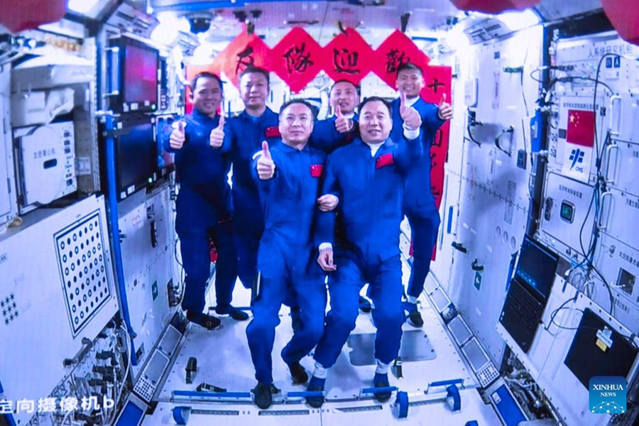 L'equipaggio della Shenzhou-16 entra nella stazione spaziale