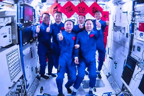 L'equipaggio della Shenzhou-16 entra nella stazione spaziale