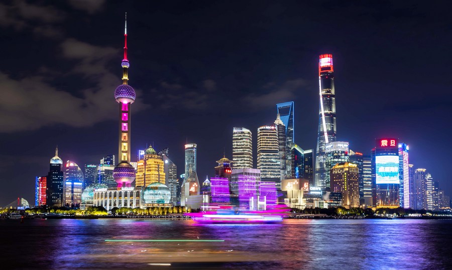 Vista notturna dell'area di Lujiazui a Shanghai, nella Cina orientale. (4 novembre 2022  - Xinhua/Wang Xiang)