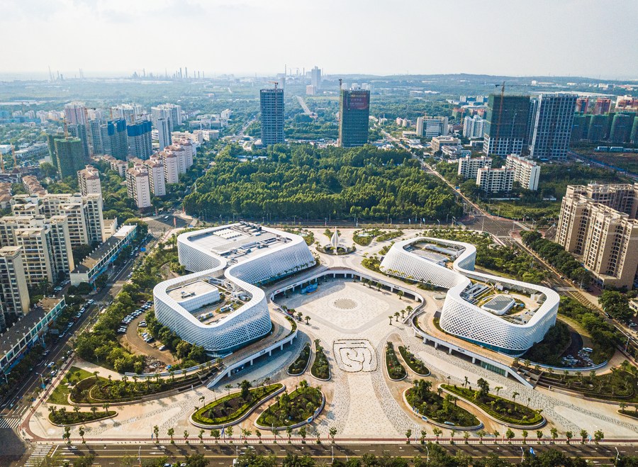 Vista della zona di sviluppo economico di Yangpu nella provincia di Hainan, nel sud della Cina. (25 settembre 2022 - Xinhua/Pu Xiaoxu) 