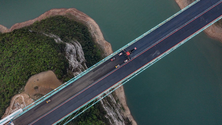 Il cantiere del ponte Jinfeng sul fiume Wujiang, provincia del Guizhou. (3 aprile 2023 - Xinhua/Tao Liang)