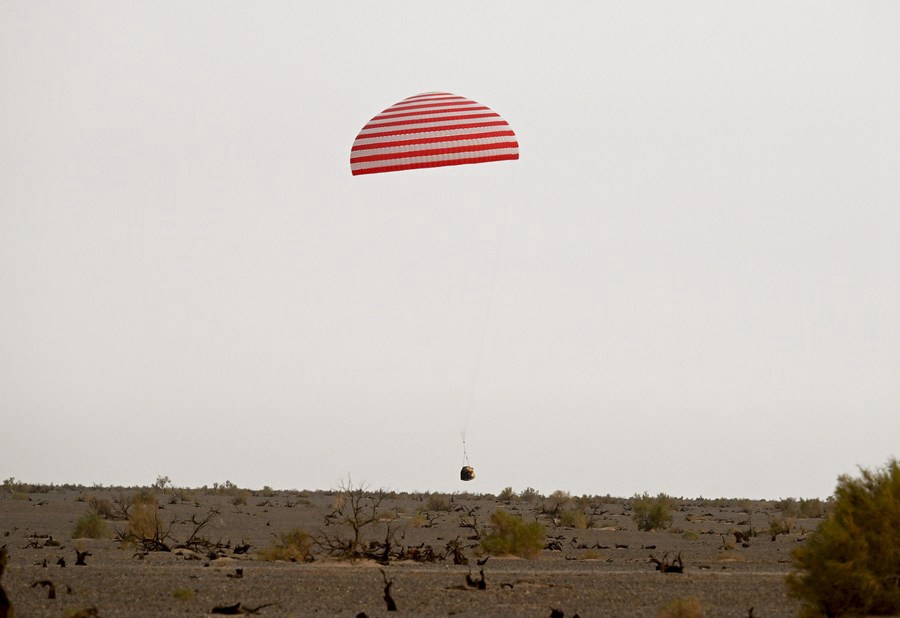 La capsula di ritorno dell'astronave con equipaggio Shenzhou-15 atterra in sicurezza nel sito di atterraggio di Dongfeng, nella regione autonoma della Mongolia interna. (4 giugno 2023 - Xinhua/Lian Zhen)