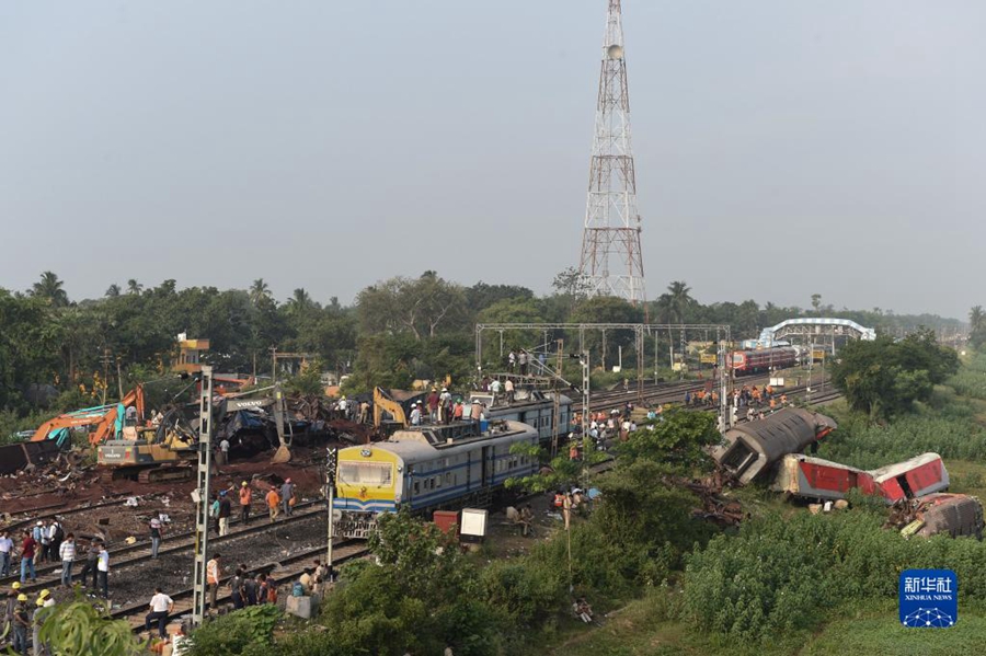 I soccorritori lavorano sulla scena del deragliamento e della collisione di un treno nello stato di Orissa, in India. (4 giugno 2023 – Javed Dar/Xinhua)