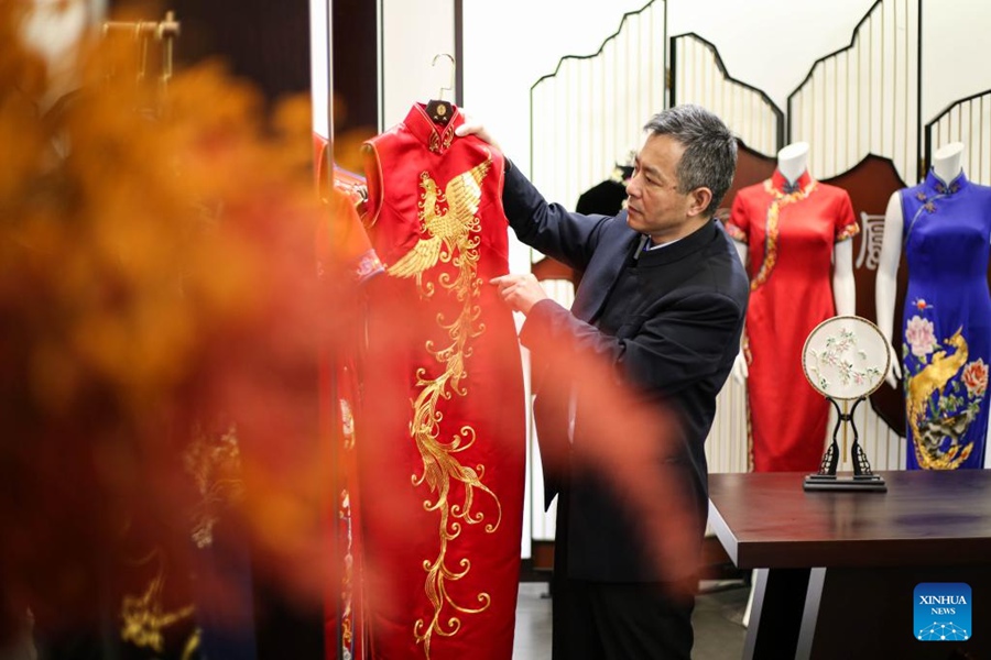 Erede del cheongsam Longfeng di Shanghai