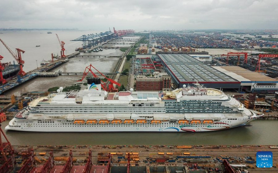 Prima nave da crociera cinese disormeggia a Shanghai