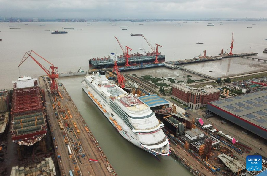 Prima nave da crociera cinese disormeggia a Shanghai