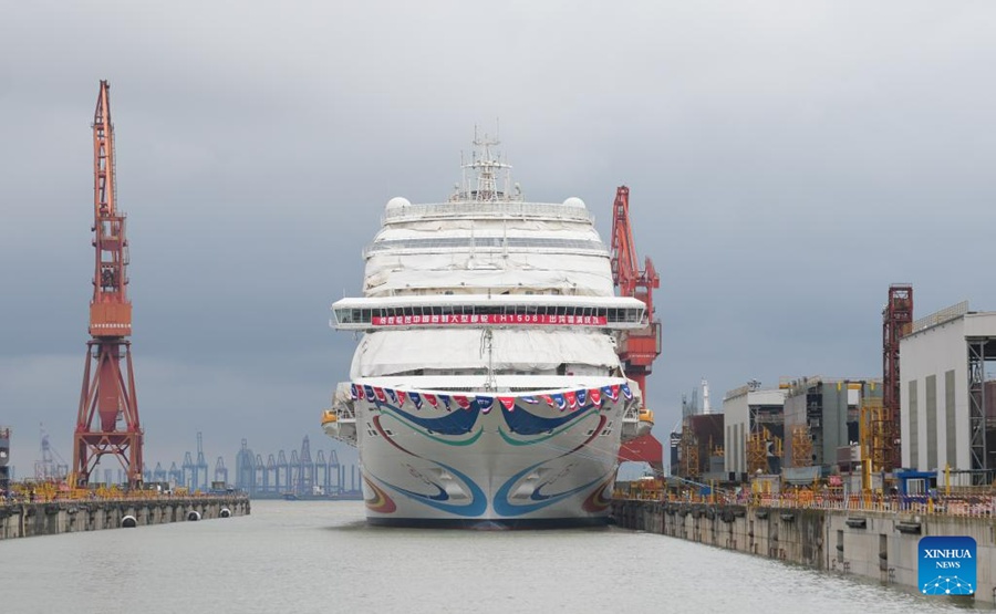 Prima nave da crociera cinese disormeggia a Shanghai