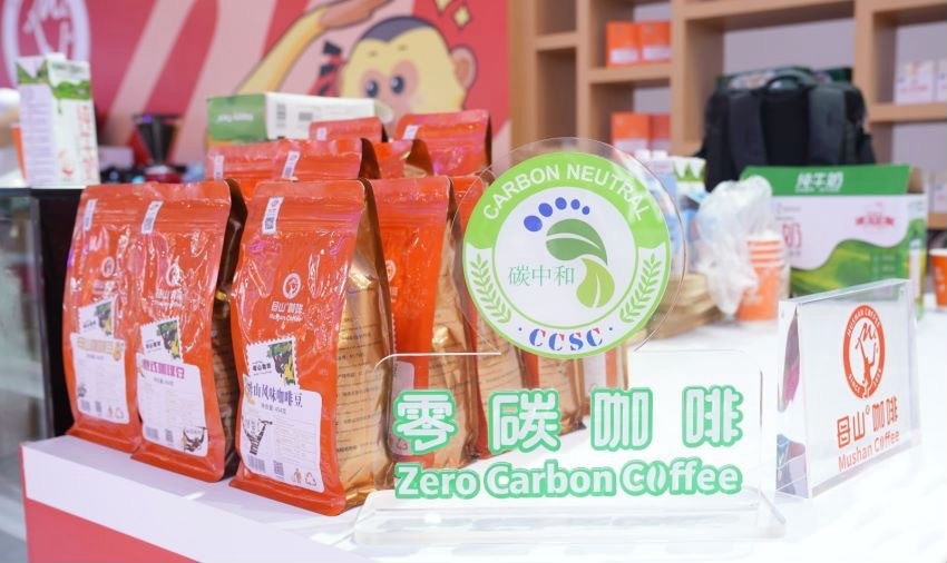 "Caffè a zero emissioni di carbonio" al China International Consumer Products Expo. Foto fornita al Quotidiano del Popolo Online da Hainan State Farms Tropical Products Industry Group