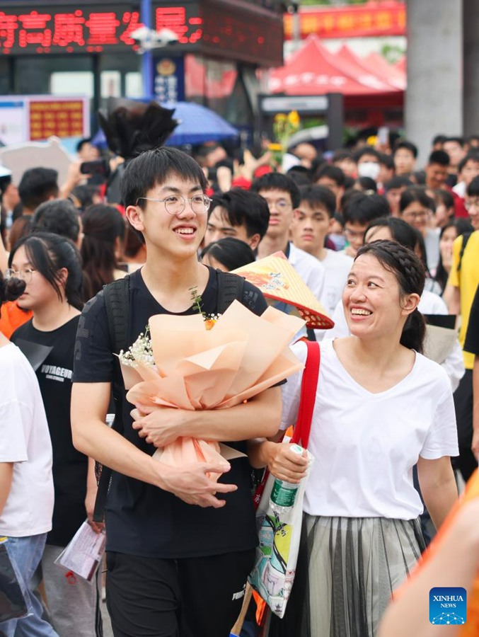 Uno studente parla con la madre in una sede d'esame a Nanning, regione autonoma del Guangxi Zhuang, nel sud della Cina. (8 giugno 2023 - Xinhua/Hu Xingyu)