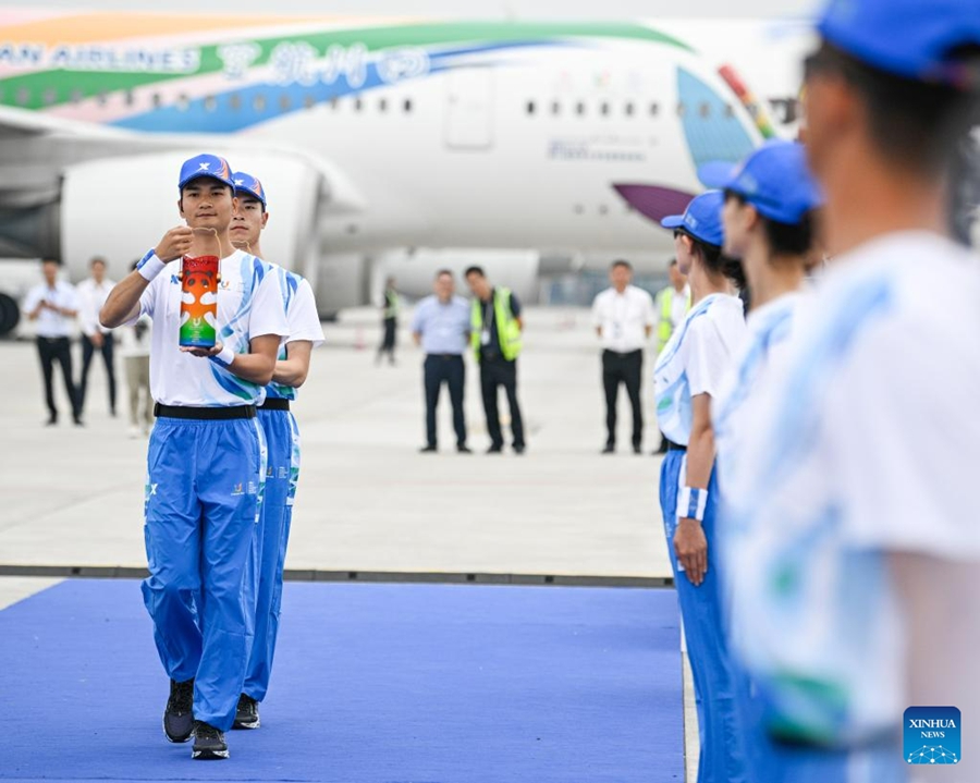 Fiamma delle Universiadi di Chengdu trasferita a Beijing per la staffetta della fiaccola