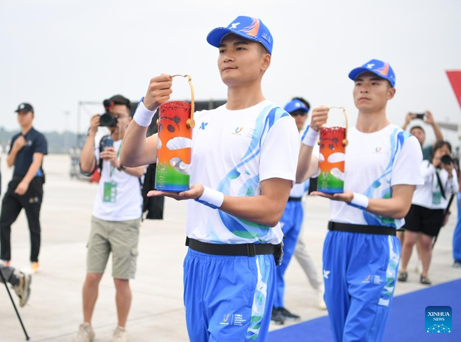 Fiamma delle Universiadi di Chengdu trasferita a Beijing per la staffetta della fiaccola