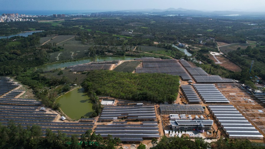 Progetto di generazione di energia fotovoltaica complementare all'agricoltura a Boao, nella provincia di Hainan, nel sud della Cina. (14 marzo 2023 - Xinhua/Yang Guanyu)