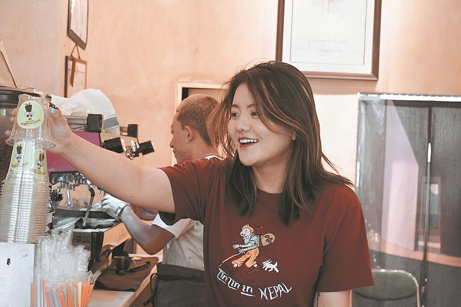 Gongsang Dekyi al lavoro al Kakimo Cafe di Lhasa, nella regione autonoma del Tibet. (China Daily)