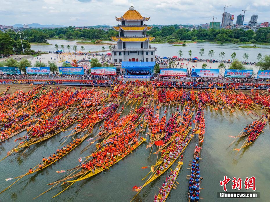 Hunan: 172 barche in gara per festeggiare la Festa delle barche drago